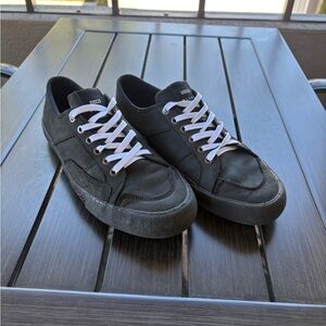 Globe Surplus Sammy Black leather Sneakers with White Laces.